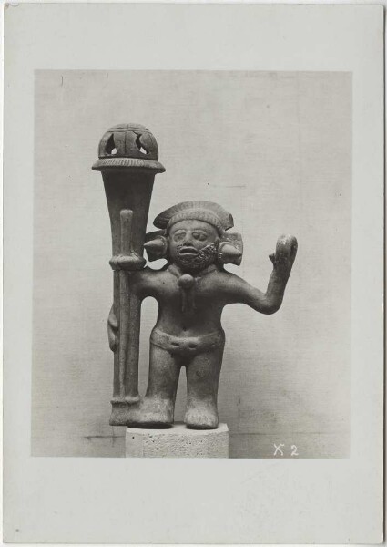 Standing clay figure. Guillermo de Heredia Collection.