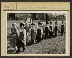 Mädchen aus dem Kindergarten in Hoyerswerdaer Sonntagstracht aus Groß Zeißig beim Tanz. : Holcy z pěstowarnje we Wojerowskej swjedźenskej drasće z Wulkeho Ćiska při rejce.