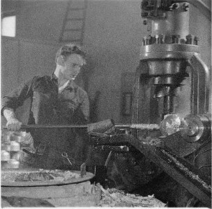 Dresden-Niedersedlitz. VEB Elektromaschinenbau Sachsenwerk Dresden. Zerspaner an einer Werkzeugmaschine