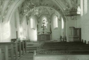 Kirche: Innenansicht: Blick zum Altar