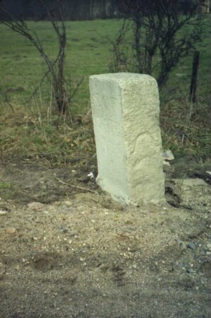 Borstel (Kreis Segeberg): bei Grenze zu Tönningstedt: Grenzstein: auf Schmalseite Hufeisen-Symbol