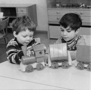 Dresden-Johannstadt, Elisenstraße. Kindergarten. Kinder beim Spielen im Gruppenraum