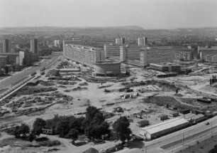 Dresden. Blick vom Rathausturm über die Baustelle Prager Straße nach Süden : Prager Straße