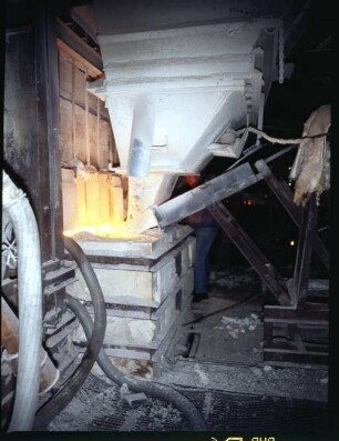Freital, Dresdner Straße 136. Glashütte Freital. Werkhalle. Innenansicht. Schmelzwanne