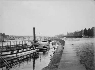 Dresden. Elbkai zwischen Carola- und Albertbrücke mit Passagierdampfer "Pillnitz"