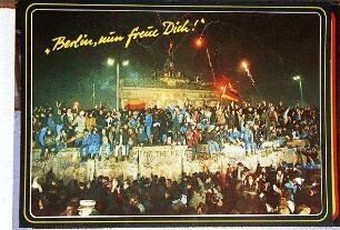 Berlin: Reproduktion von Postkarten; Befreite Volksmassen am Brandenburger Tor