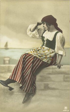 [Frau auf einer Mauer]