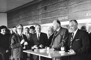 Pforzheim: Autobahnrasthaus; Omnibusgäste (Stadträte und Oberbürgermeister Dr. Keidel im Autobahnrasthaus beim Schnellimbiss)