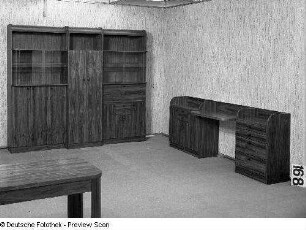 Wohnzimmer "Mirow" (1981; VEB Möbelkombinat Nord (MKN)). Anbauschrank und Schreibtisch