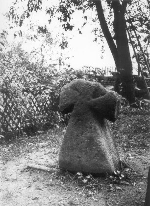 Steinkreuz : Tatzenkreuz im Garten des Gasthauses "Zum Lohengrin"