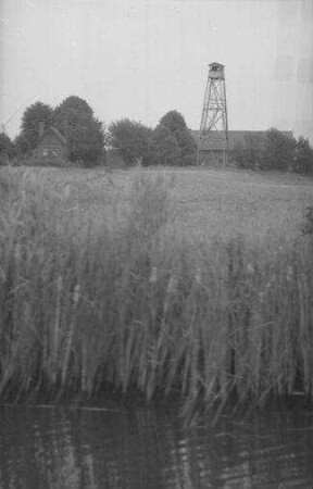 Rothenhusen: Wachturm, Vordergrund Schilf, Ostzone