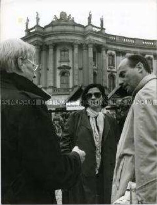 Stephan Hermlin (links) und Christa Wolf (Mitte) auf dem August-Bebel-Platz in Berlin