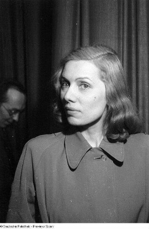 Szenenbilder aus dem Drama "Die Illegalen" von Günther Weisenborn am Hebbel-Theater Berlin : Szene mit Lu Säuberlich