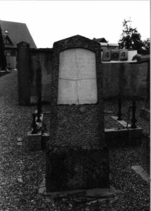 Grabstein 404 (Index: 99797436) Material: Granit, Marmorplatte Zustand: leicht verwittert, Platte zersprungen Maße HxBxT: 150x50x20 cm Beschreibung: Stele, Giebel, Sockel: Grabstein 404