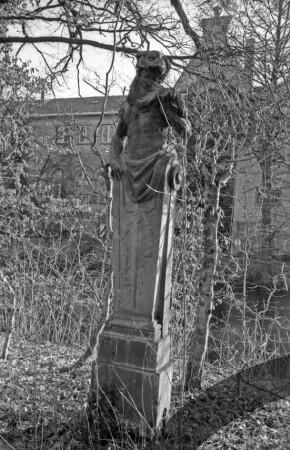 Gut Jersbek: Garten: Barockskulptur: im Hintergrund Herrenhaus
