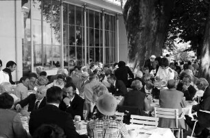 24. Tagung 1974 Chemiker; Bayrisches Frühstück: am 1. Tisch: Melvin Calvin, E. Bayer; am 2. Tisch: Frau Hein, Ehepaar Butenandt, Edwin M. Mc Millan, Ehepaar Feodor Lynen