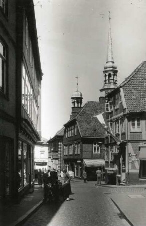 Stade. Innenstadt. Blick zum Rathaus mit Dachreiter, dahinter der Turmhelm der Kirche Ss. Cosmae et Damiani