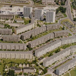 Dresden-Gorbitz. Punkthochhäuser am Amalie-Dietrich-Platz und 6-geschossige Wohnbebauung (1981-1989; J. Bösche) zwischen Wölfnitzer Ring, Tanneberger Weg und Kesselsdorfer Straße. Luftbild-Schrägaufnahme von Westen