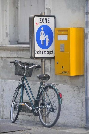 Genf - Fahrrad neben dem Briefkasten