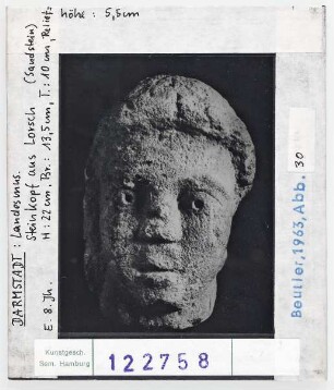 Darmstadt: Landesmuseum, Steinkopf aus Lorsch (Ende 8. Jhd.)