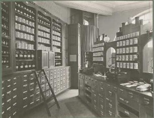 Billing, Hermann; Karlsruhe (Baden-Württemberg), Kaiserstr. 201; Haus Ströbe, Hofapotheke - Innenraumperspektive