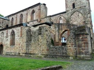 Totenkirche (Romanische Gründung)-Ansicht von Nordnordwesten mit Basis ehemaliger Nordturm und Langhaus mit Seitenschiff (Gotisch überarbeitet)