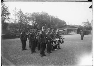 Arbeitsdienst in Sigmaringen; Kleine Gruppe mit Trommeln und Posaunen auf dem Sigmaringer Festplatz, Blick in Richtung Schloß
