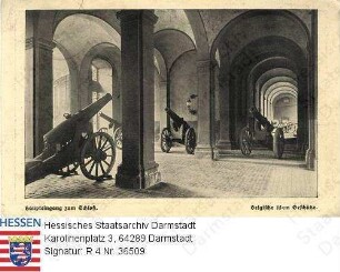 Darmstadt, Schloss / Haupteingang mit belgischen Geschützen anlässlich der Kriegsausstellung 1916