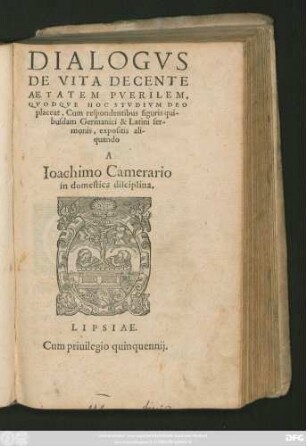 DIALOGVS || DE VITA DECENTE || AETATEM PVERILEM,|| QVODQVE HOC STVDIVM DEO || placeat, Cum respondentibus figuris qui-||busdam Germanici & Latini ser-||monis, expositis ali-||quando || A || Ioachimo Camerario || in domestica disciplina.||