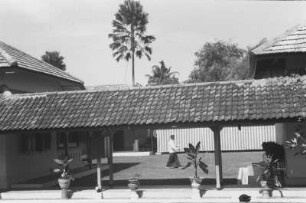 Bali-Hotel : Blick in die Hotelanlage mit Innenhof und überdachten Gang