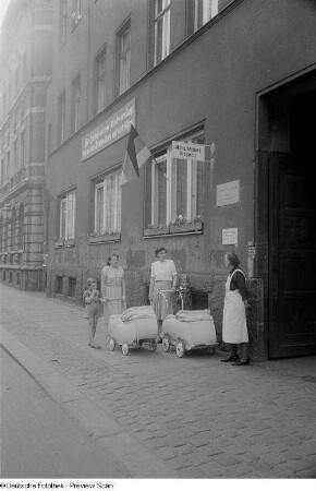 Frauen mit Kindern und Kinderwagen vor einer Mütterberatung in Plagwitz