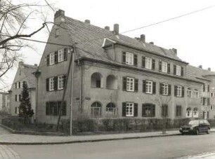 Dresden-Trachau. Doppelwohnhaus (Wohnsiedlung Bauverein Gartenheim e.G.m.b.H.), Kronenstraße 42/40 Ecke Böttgerstraße, um 1926/27; P. Beck. Eckansicht mit Heckeneinfriedung
