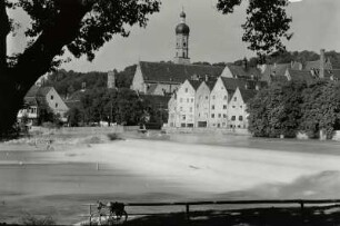 Landsberg am Lech, Stadtansicht : Landsberg am Lech. Stadtansicht mit Pfarrkirche Mariae Himmelfahrt. Blick über das Lechwehr von Südwesten
