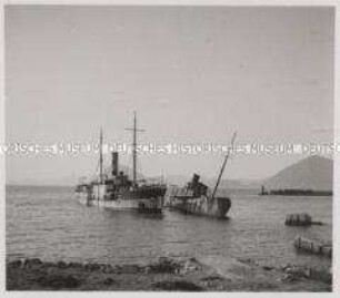 Wehrmachtssoldaten, Patras, Versenkte griechische Kriegsschiffe an der Küste