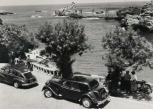 Seebad Biarritz am Atlantik. in Südfrankreich. Uferstraße am Felsenstrand