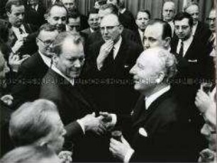 Willy Brandt und Walter Scheel nach der Wahl Gustav Heinemanns zum Bundespräsidenten
