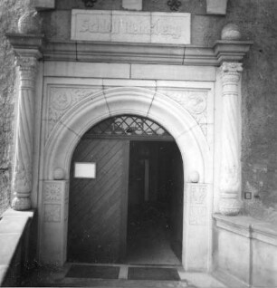 Reinsberg. Schloss Reinsberg (1401/1500, 1648). Rundturm. Portal (halb geöffnet) der Ostseite
