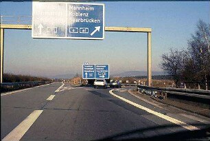 Einfahrt in Kreisel Nordost (Karlsruhe Richtung Mannheim) von Nebenfahrbahn Ost (Karlsruhe Richtung Heidelberg)