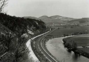 Saaletal : Saaletal. Linkes Prallufer bei Großeutersdorf. Blick gegen Leuchtenburg und Pfaffenberg bei Kahla nach Nordosten