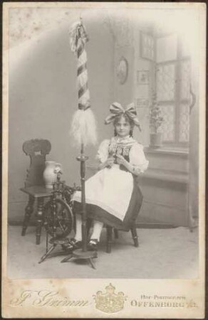 Tracht Offenburg, Mädchen mit Spinnrad.
