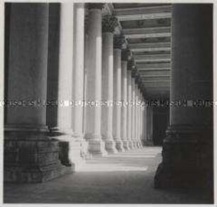 Rom, Papstbasilika San Paolo fuori le Mura, Säulenhalle im Vorhof