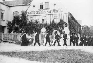Dobra (heute: OT von Tauscha), Hochzeitsgesellschaft vor dem Gasthof zu Dobra