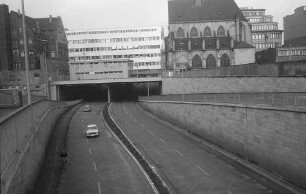 Köln: Nord-Süd-Fahrt, Schnellstraße, Einfahrt neben der Antoniterstraße, Tunnel unter der Schildergasse