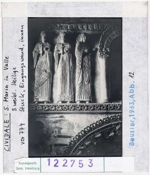 Cividale: Tempietto (San Maria in Valle), Stuck am Eingang, drei weibliche Heilige