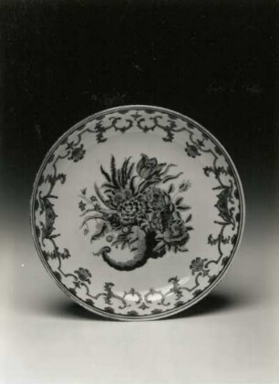 Schale mit Füllhorn (China um 1740/1750; Porzellan, Aufglasurmalerei; Höhe 3,7 cm, Durchmesser 20,6 cm; Staatliche Kunstsammlungen Dresden (SKD))