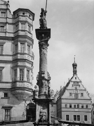 Georgsbrunnen (Heterichbrunnen) : Georgsbrunnen (Heterichbrunnen). Stein (1608). Brunnenstock. Rothenburg ob der Tauber, Am Marktplatz