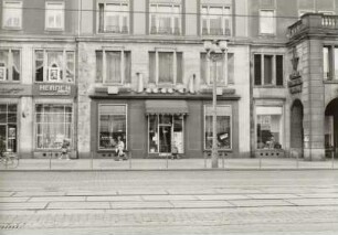 Dresden-Altstadt, Ernst-Thälmann-Straße (heute Wilsdruffer Straße) 13. Wohn- und Geschäftshaus (1958-1961; H. Schneider, H. Terpitz, H. Mersiowsky, M. Arlt) mit Friseursalon "figaro" und Uhren-/Schmuckladen "Juwel". Blick über die Straße