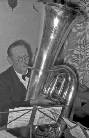 St. Märgen: Hirschen; der Bassist der Bauernkapelle St. Märgen