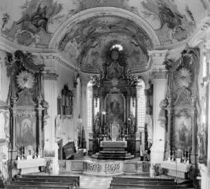 Prien am Chiemsee. Pfarrkirche Mariä Himmelfahrt (1735-1738; J. Steinpeiss). Inneres zum Altar