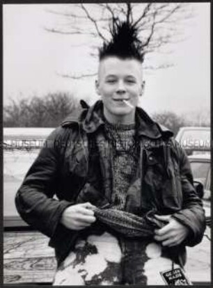 Punk mit Zigarette im Mund (Sonderthema: Liebe)